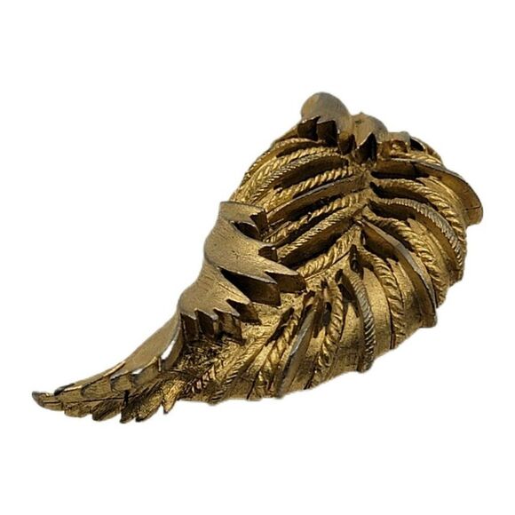 VINTAGE STATEMENT UNMARKED BRUSHED GOLD TONE CURLED FEATHERED LEAF BROOCH DETAIL - Picture 3 of 6